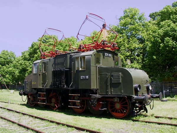 de-drg-e71-bahnpark_augsburg-may2007-baier-full.jpg