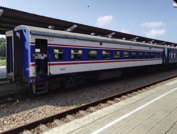 tz-tazara-local_train_coaches-dar_es_salaam-260118-markkusalo-full.jpg